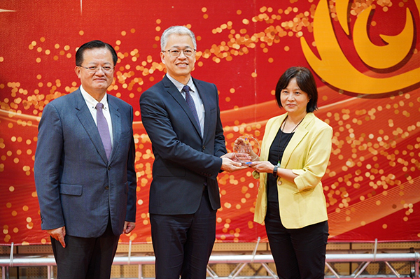 行政中心蔡文惠主任榮獲消防署頒發111年優良防火管理人