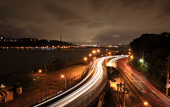佳作 張繼仁-關渡大橋的夜景和車軌光影