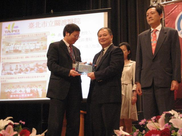 賀本院榮獲行政院衛生署手部衛生認證「優質醫院獎」、「研究貢獻獎」、「標章創意佳作獎」三個獎項
